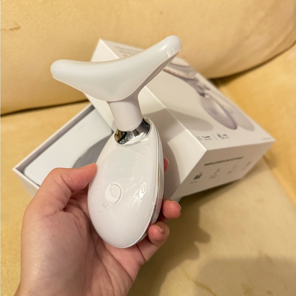 Facial massager, 7 Colors LED Beauty Tool